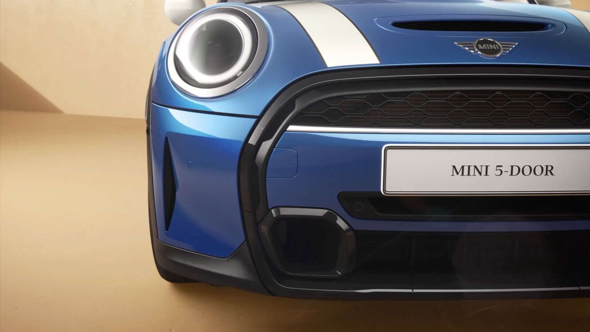 Nuova MINI 5 Porte – vista laterale anteriore – blu e bianca