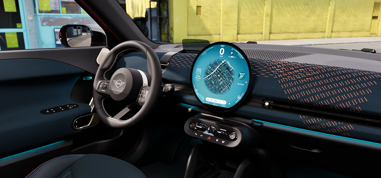 Vista interna della MINI Aceman 100% elettrica con focus su cruscotto, unità di interazione e volante.