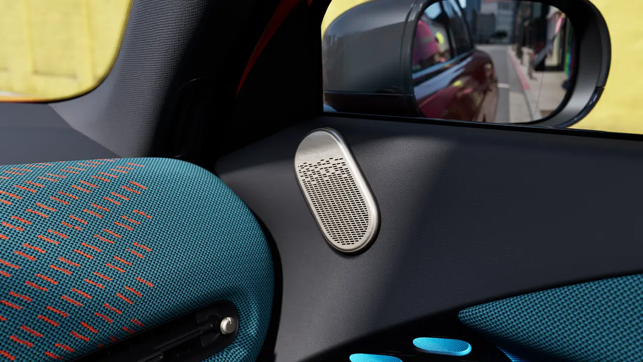 Vista dettagliata dell'altoparlante Harman Kardon della MINI Aceman 100% elettrica