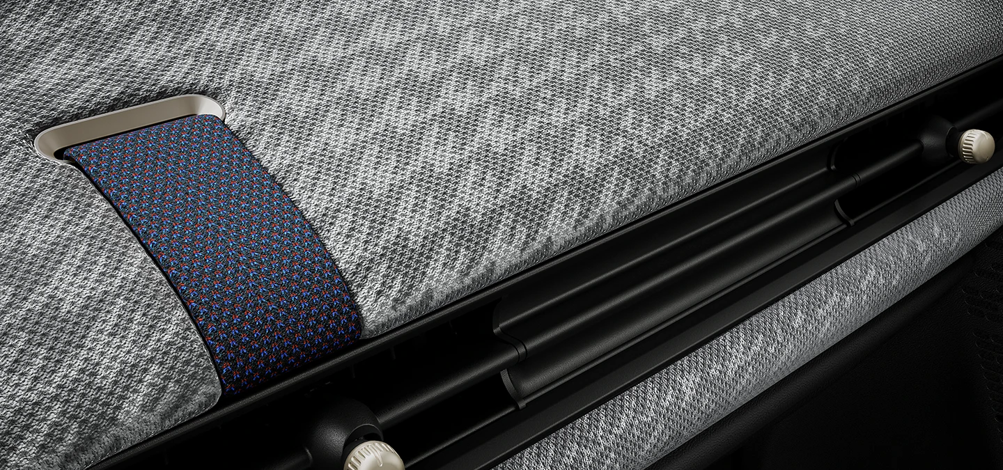 Vista ravvicinata della plancia con finitura in tessuto tecnico 2D all'interno della MINI Cooper.