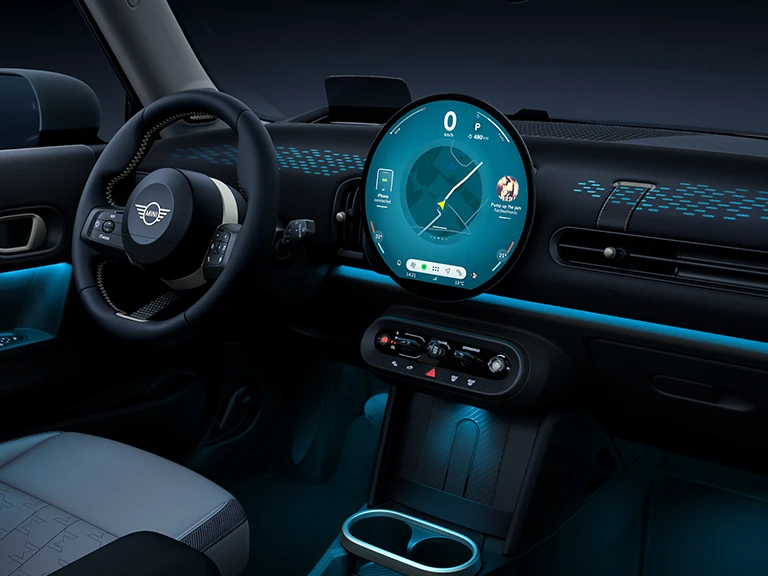 Vista degli interni della MINI Cooper con illuminazione ambientale blu.