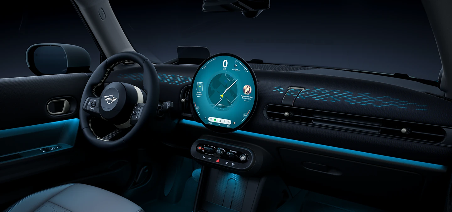 Vista degli interni della MINI Cooper con illuminazione ambientale blu.