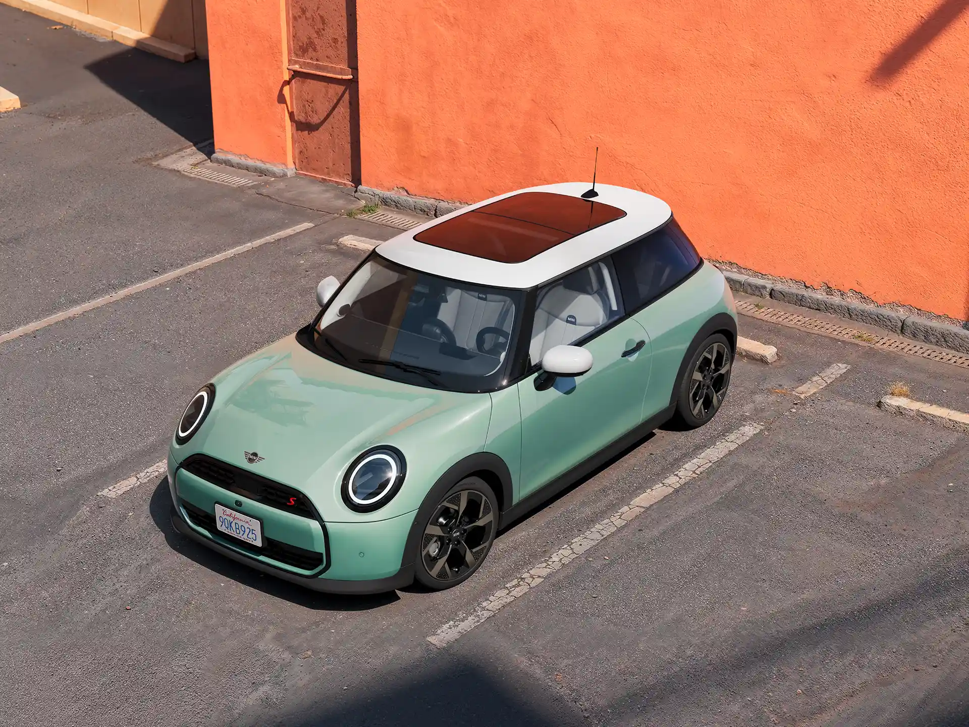 Video che mostra gli interni e gli esterni di una MINI Cooper nel dettaglio. La telecamera si sposta sul cruscotto, evidenziando gli elementi di design.