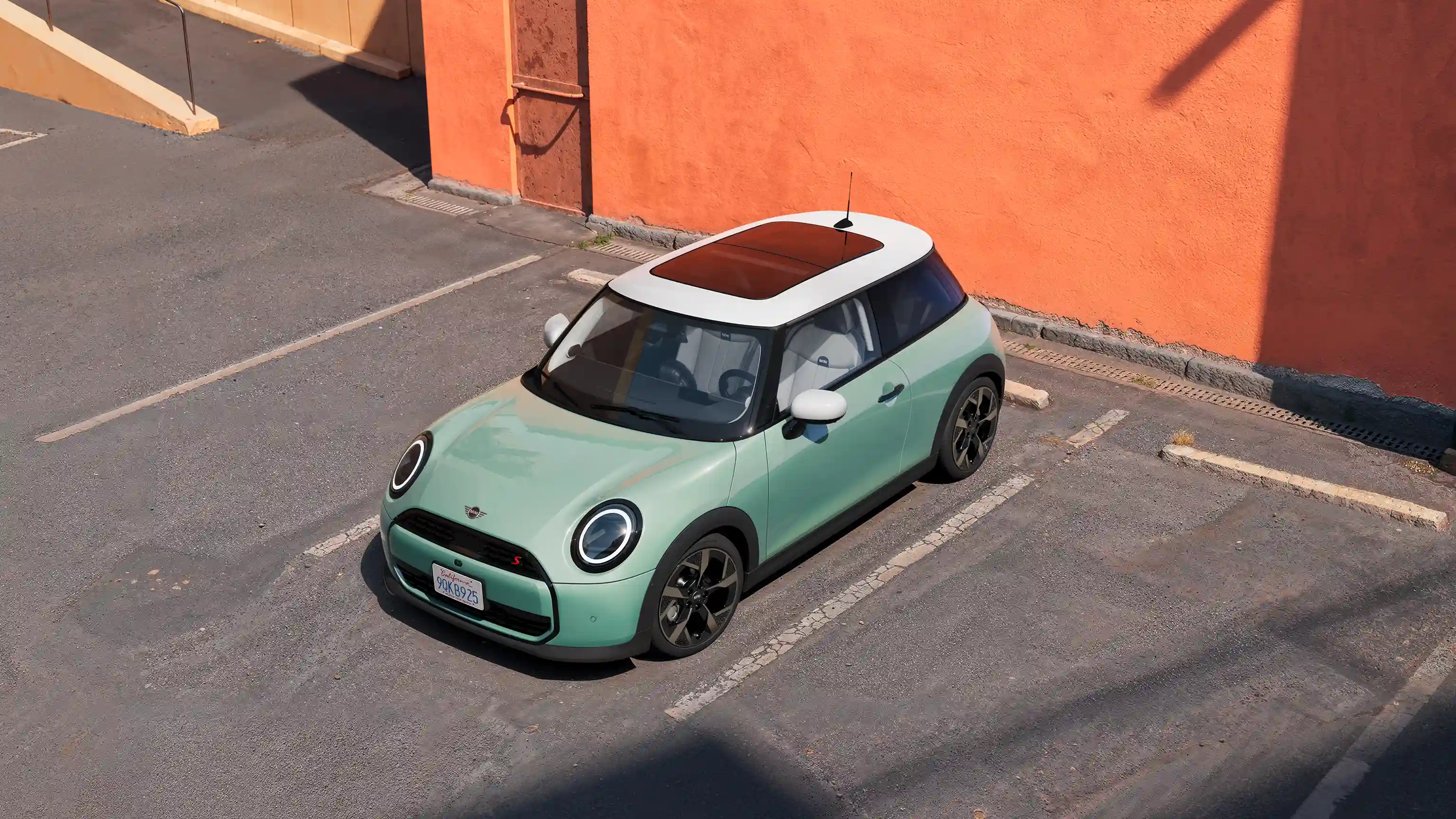 Video che mostra gli interni e gli esterni di una MINI Cooper nel dettaglio. La telecamera si sposta sul cruscotto, evidenziando gli elementi di design.