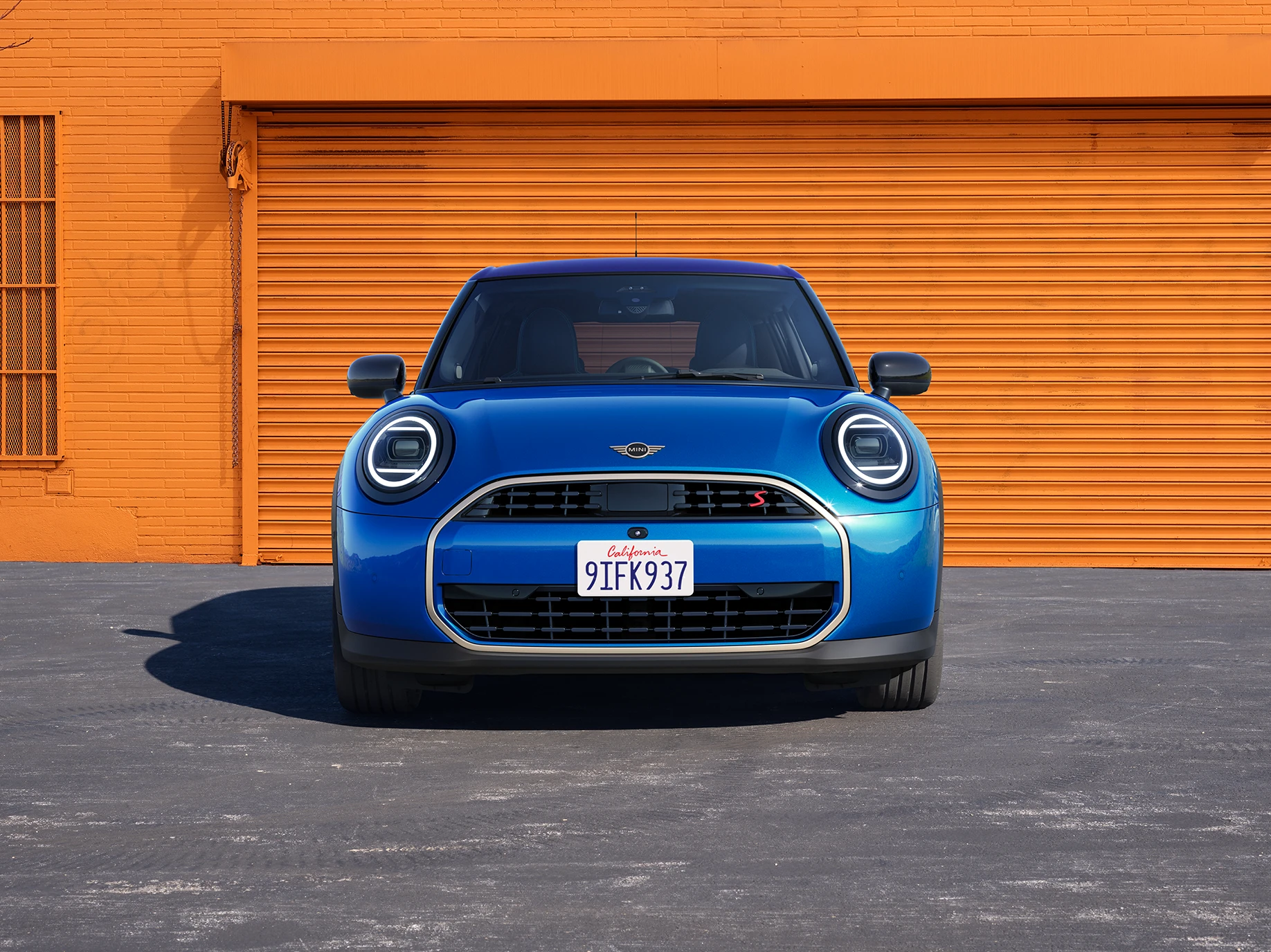 Vista frontale della MINI Cooper 5 porte in Icy Sunshine Blue con tetto Multitone Blue.
