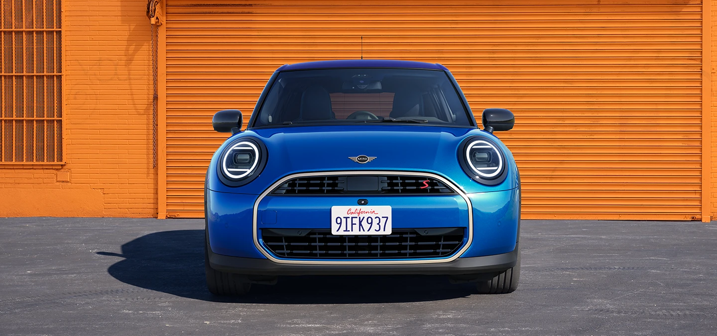Vista frontale della MINI Cooper 5 porte in Icy Sunshine Blue con tetto Multitone Blue.