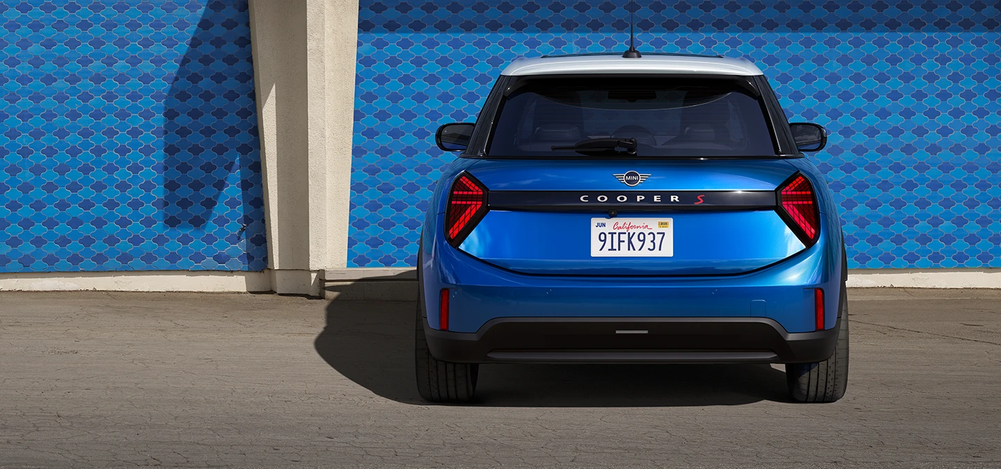 Vista posteriore della MINI Cooper 5 porte in Icy Sunshine Blue con tetto Multitone Blue.