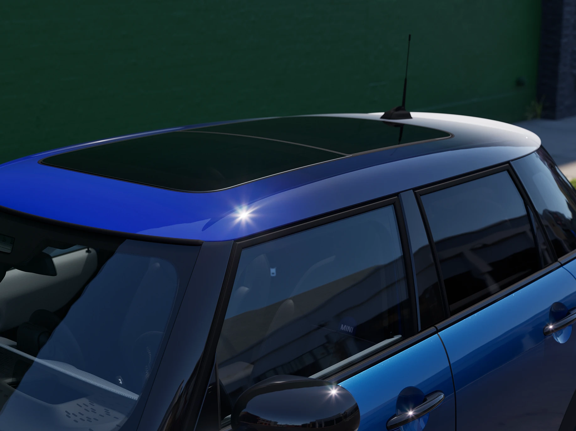 Primo piano della MINI Cooper 5 porte con dettaglio sul tetto Multitone in blu.