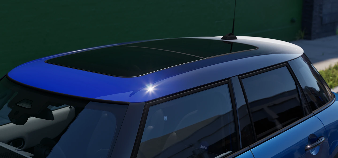Primo piano della MINI Cooper 5 porte con dettaglio sul tetto Multitone in blu.
