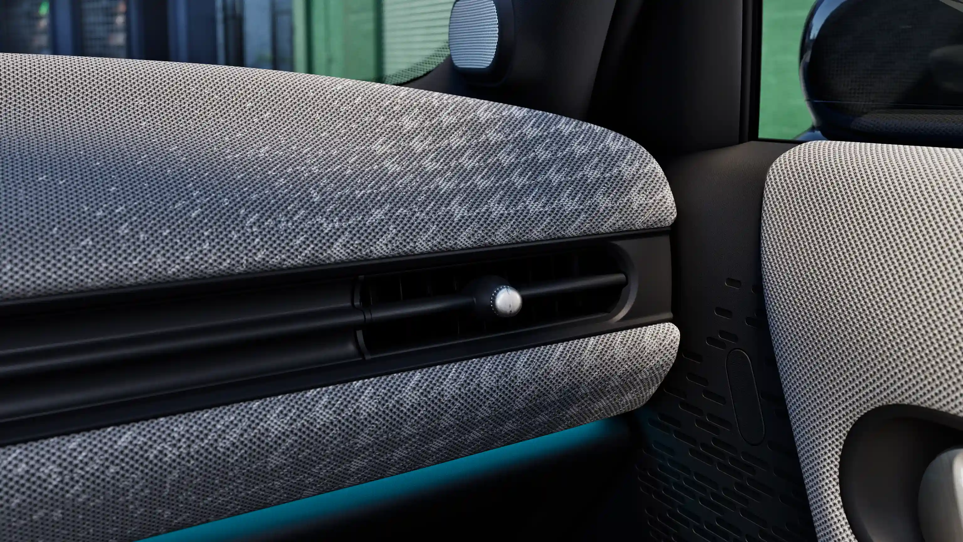 Vista dettagliata del cruscotto della MINI Cooper 5 Porte con luce ambiente blu