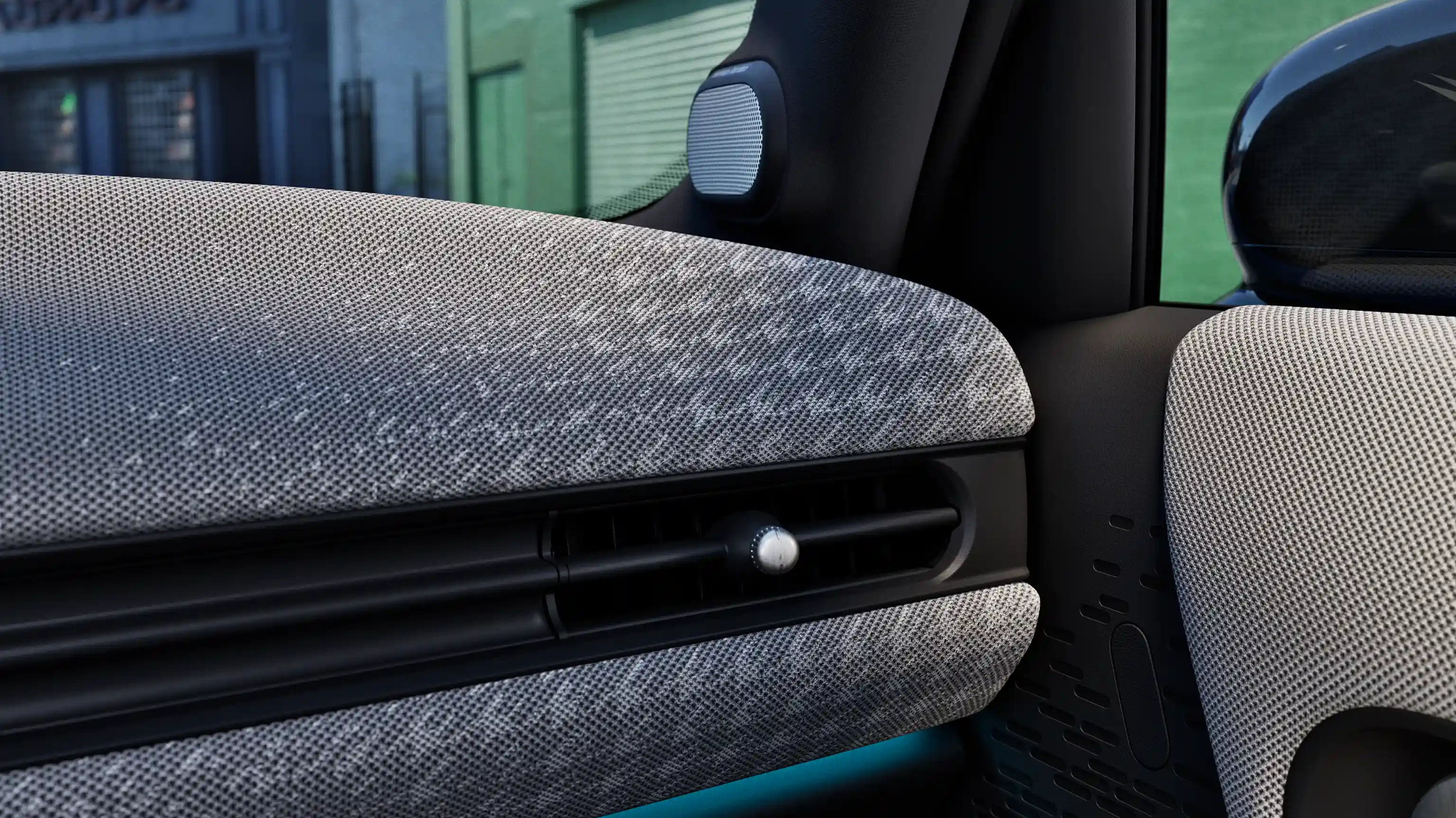 Vista dettagliata del cruscotto della MINI Cooper 5 Porte con luce ambiente blu