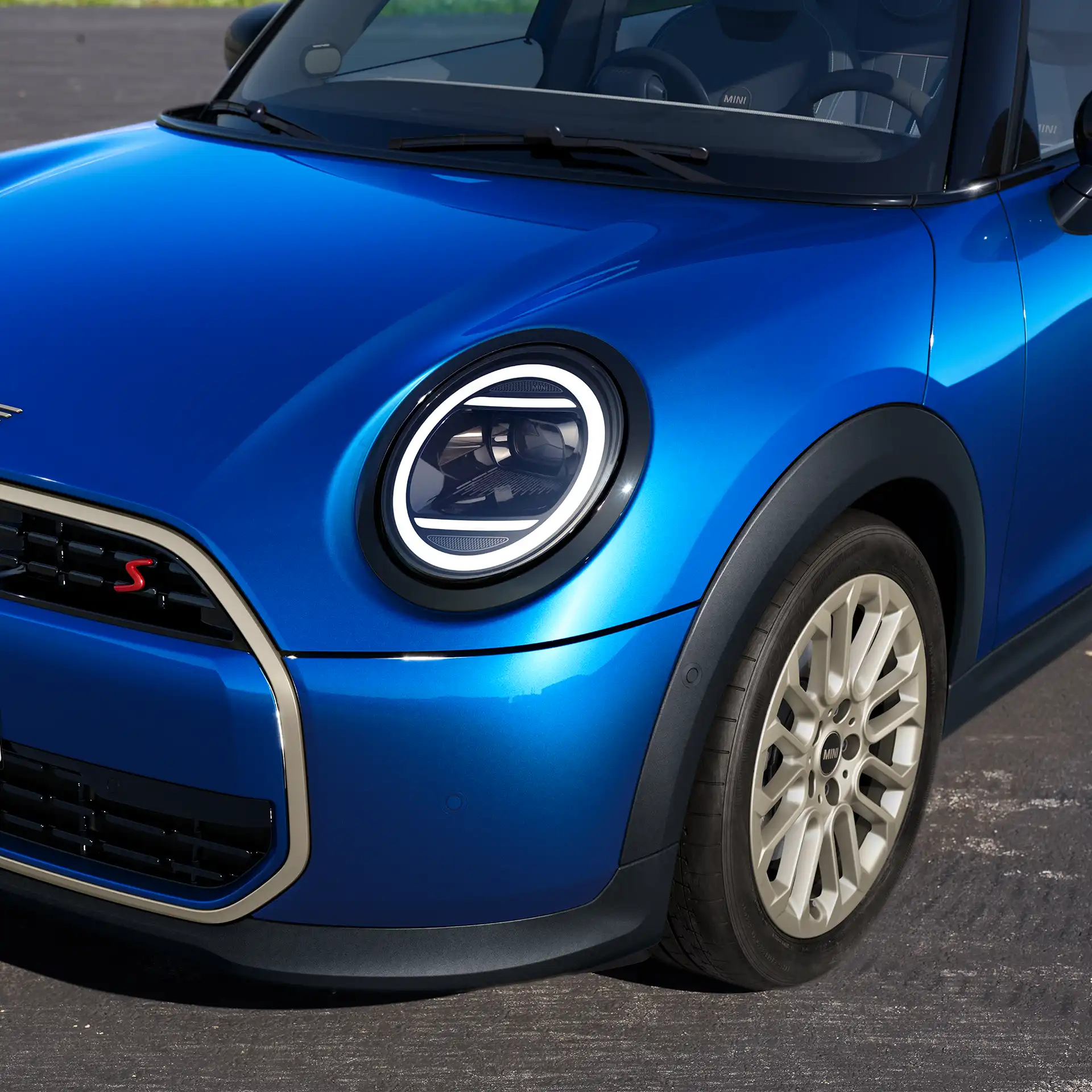 Vista frontale dettagliata della MINI Cooper 5 Porte che mostra gli elementi di design, i fari anteriori e i cerchi