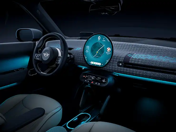 Vista degli interni della MINI Cooper 100% elettrica con illuminazione ambientale blu.
