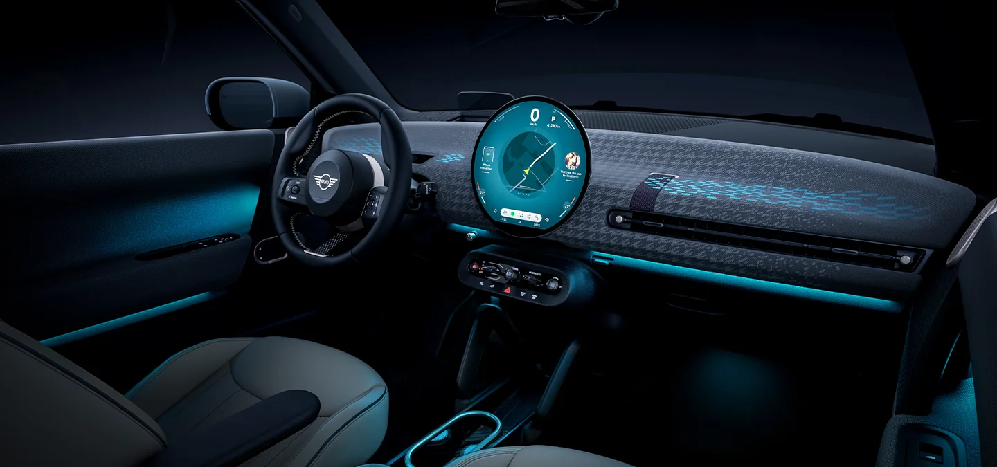 Vista degli interni della MINI Cooper 100% elettrica con illuminazione ambientale blu.
