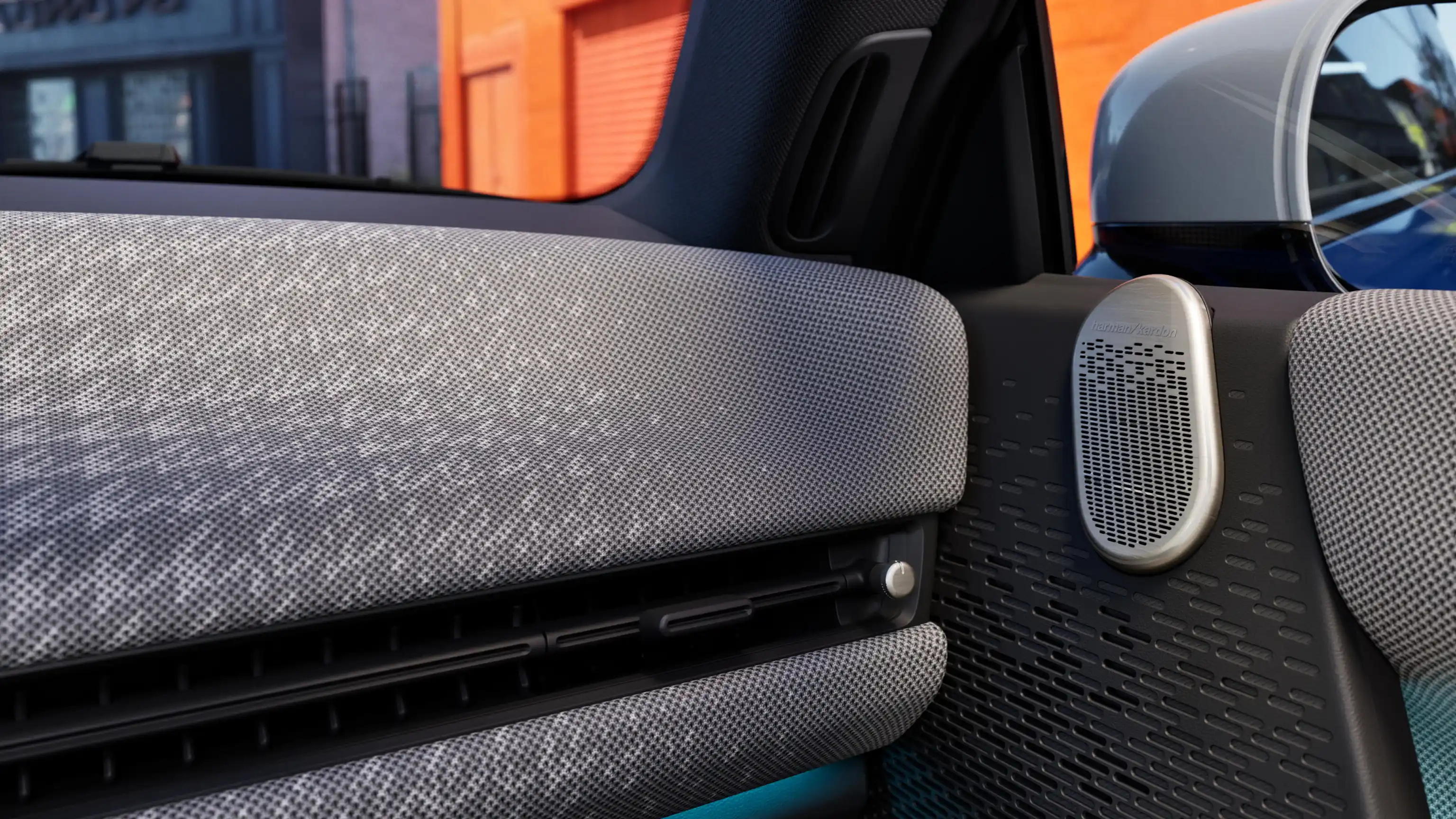 Dettaglio della plancia di colore grigio della MINI Cooper 100% elettrica