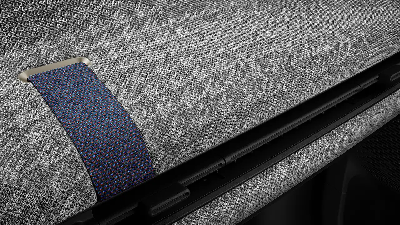 Vista della plancia di colore grigio e bianco della MINI Cooper 100% elettrica