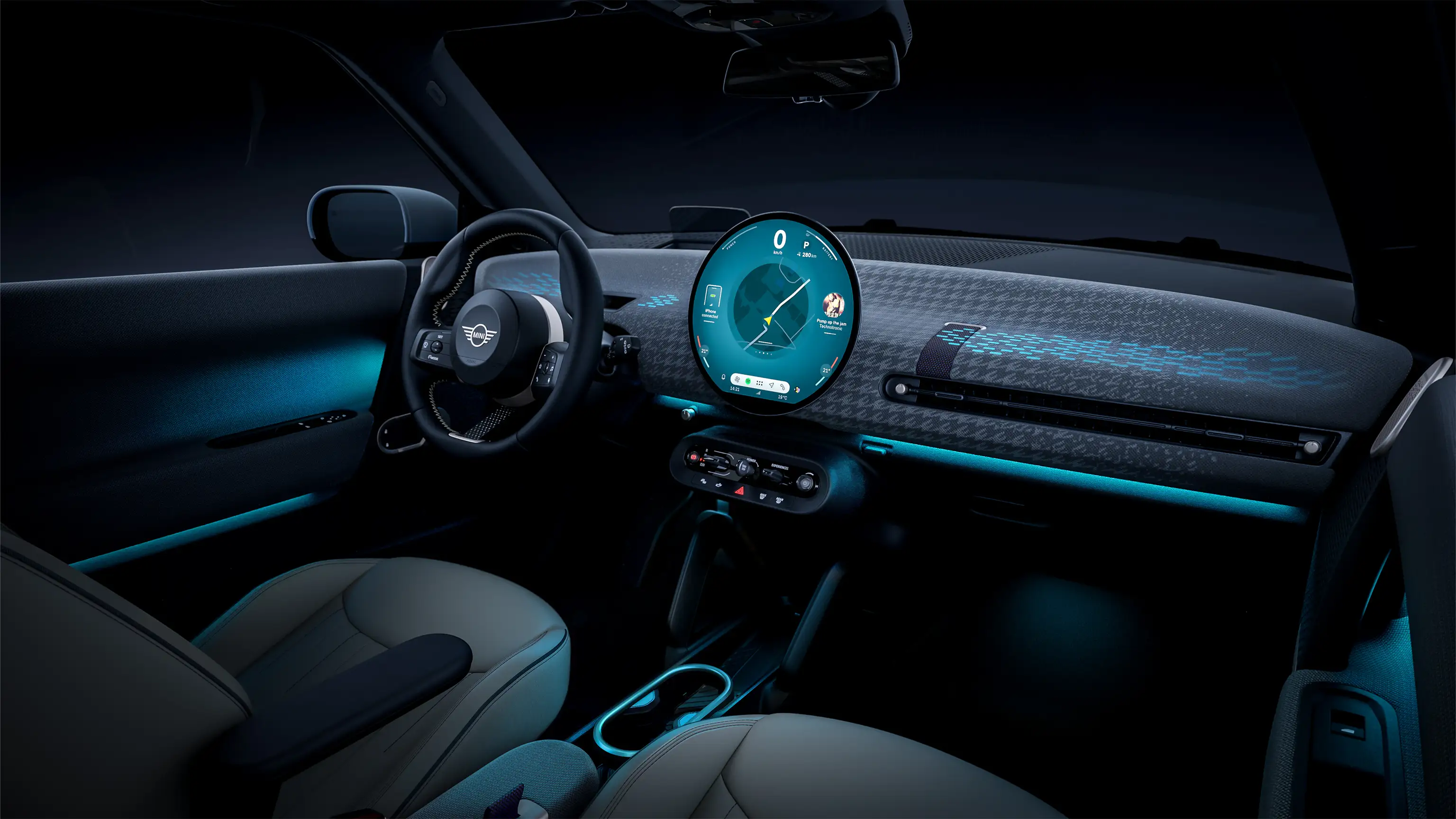 Vista panoramica della plancia illuminata della MINI Cooper 100% elettrica