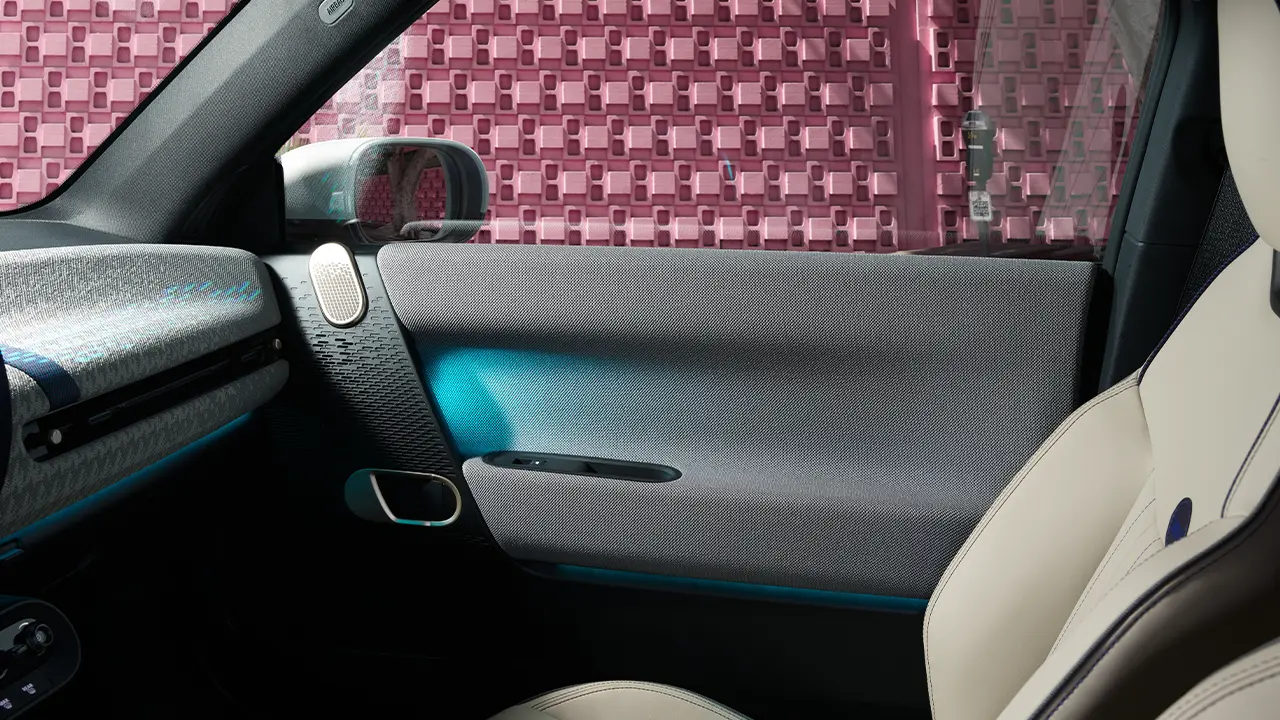 Interno della portiera della MINI Cooper 100% elettrica con luce ambiente