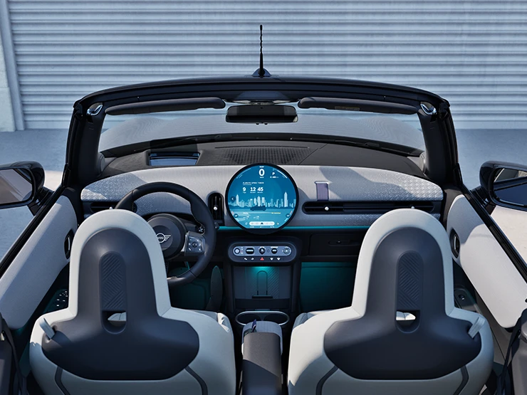 Vista posteriore degli interni della MINI Cooper cabrio con focus sulla plancia e sull'unità di interazione.