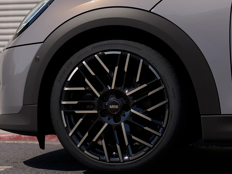 Vista dettagliata della MINI Cooper cabrio in Copper Grey con cerchi bicolore Night Flash Spoke.