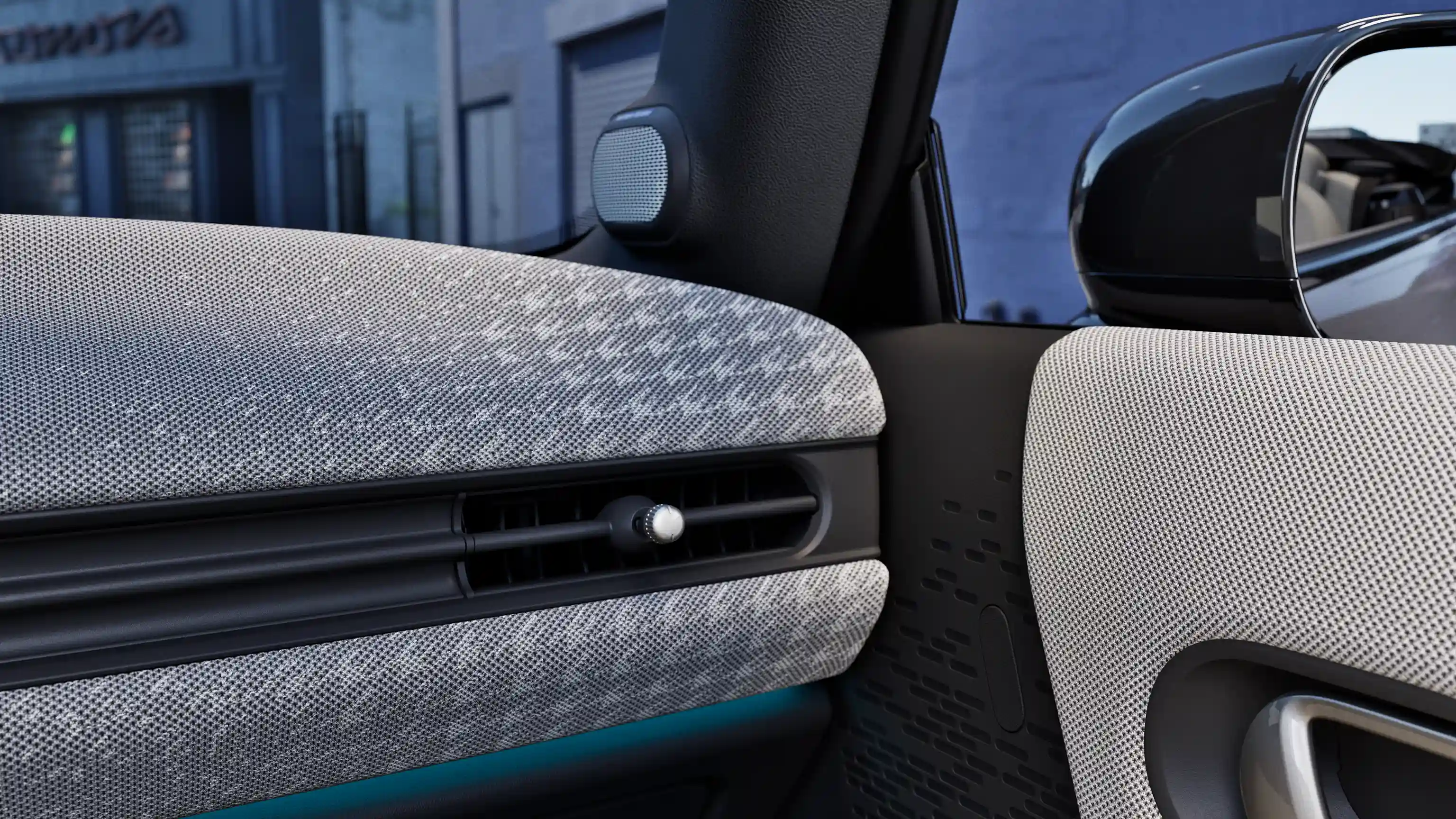 Vista dettagliata del cruscotto della MINI Cooper Cabrio con illuminazione ambiente