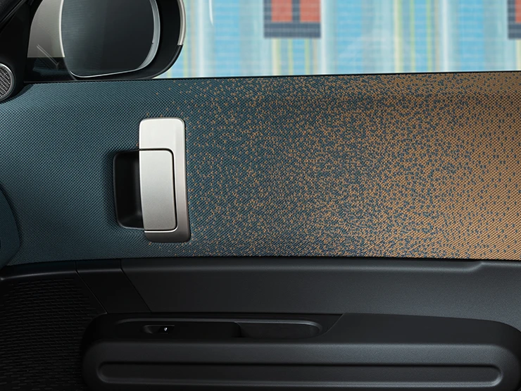 Vista ravvicinata del design degli interni di MINI Countryman 100% elettrica, con focus su portiera e plancia.