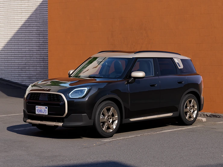 Vista frontale laterale della MINI Countryman in Midnight Black e con tetto Vibrant Silver, parcheggiata.