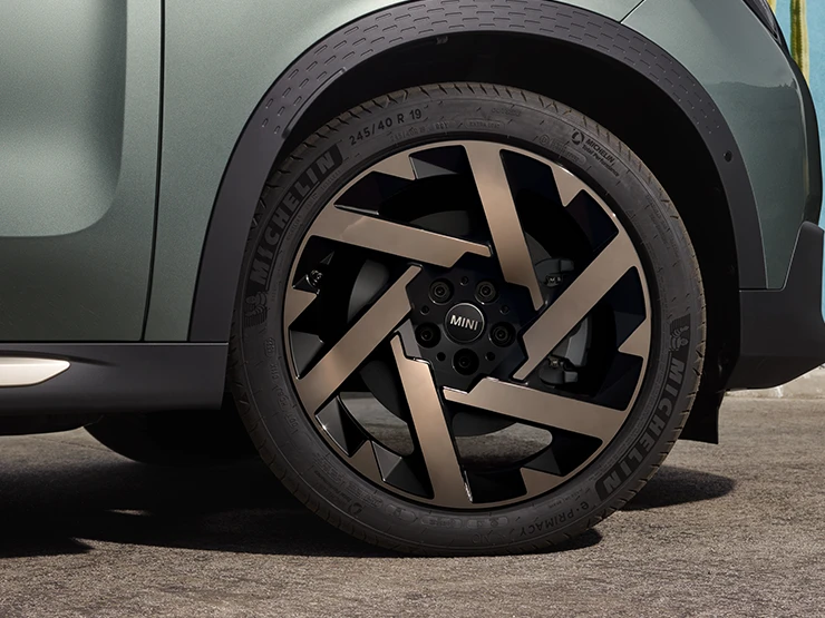 Vista ravvicinata della MINI Countryman in Smokey Green con cerchi bicolore Kaleido Spoke.