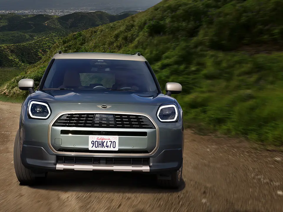 MINI Countryman - esterni - vista frontale su strada sterrata