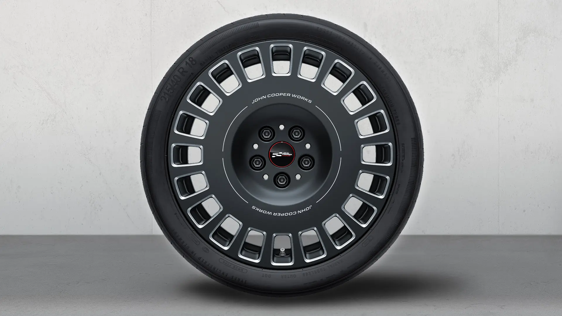 Cerchio MINI JCW 18” Rallye Spoke 964 in Frozen Midnight Grey e con finitura diamantata.