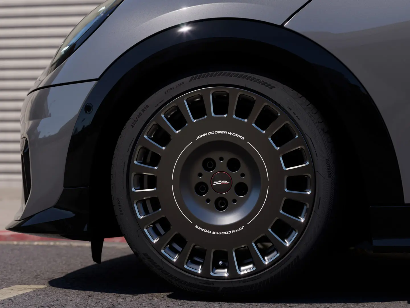 Vista ravvicinata del dettaglio diamantato del cerchio MINI JCW da 18” Rallye Spoke 964 in Frozen Midnight Grey. 