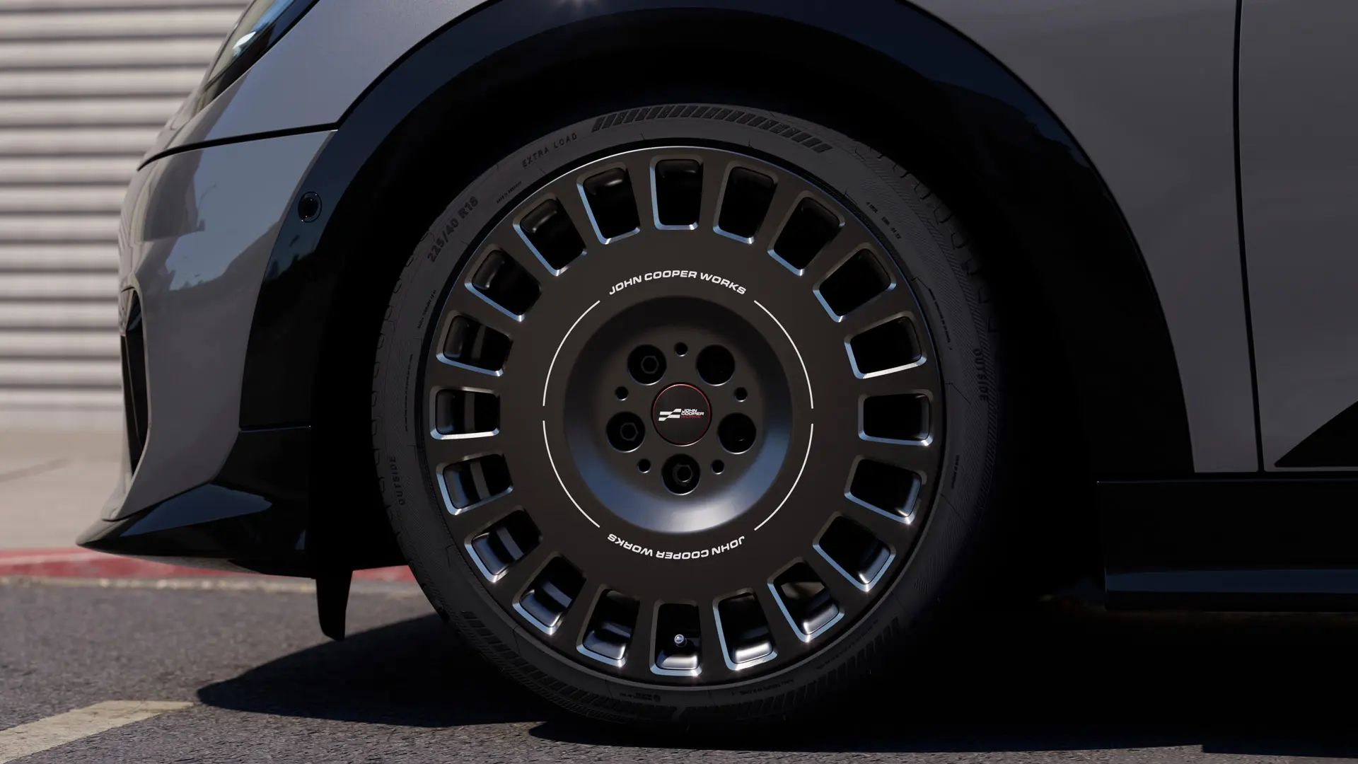 Vista ravvicinata del dettaglio diamantato del cerchio MINI JCW da 18” Rallye Spoke 964 in Frozen Midnight Grey. 