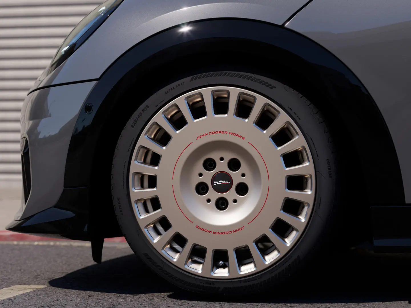 Cerchi in lega MINI JCW 18” Rallye Spoke 964 in Vibrant Silver e finitura diamantata con pneumatici omologati stellati. 