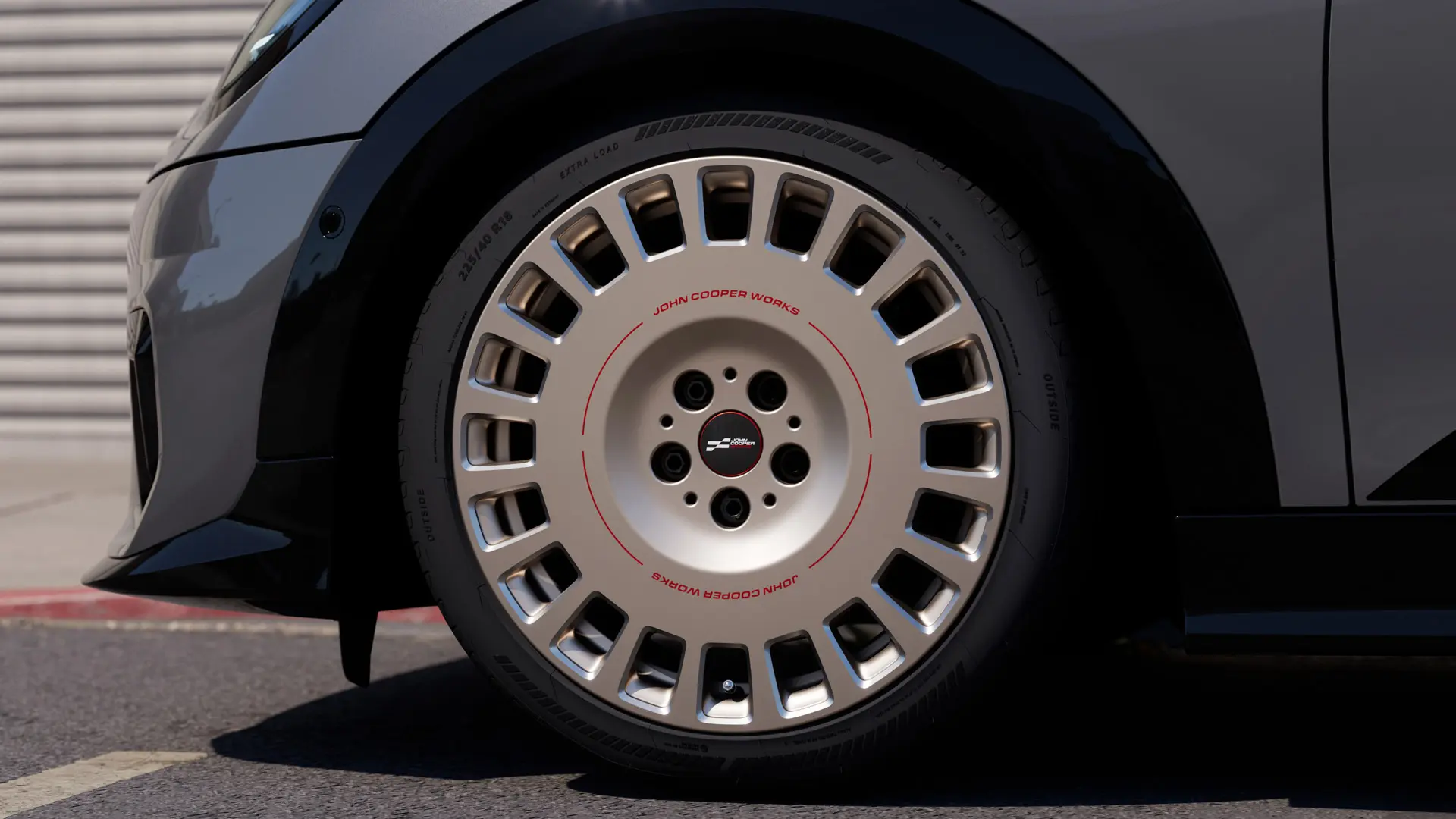 Cerchi in lega MINI JCW 18” Rallye Spoke 964 in Vibrant Silver e finitura diamantata con pneumatici omologati stellati. 
