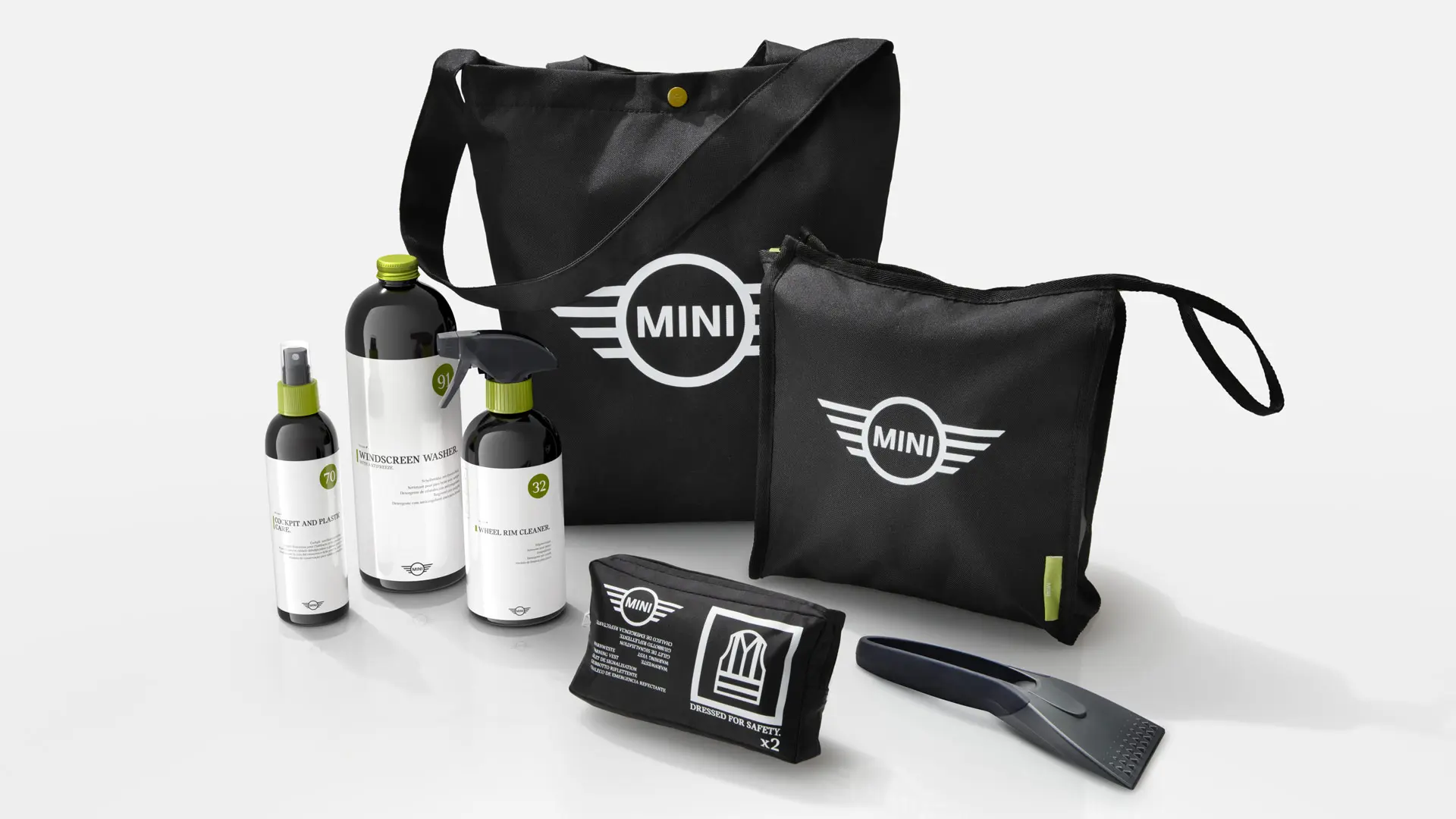 Una selezione di prodotti per la pulizia set MINI Car Care in sacchetti neri firmati MINI.