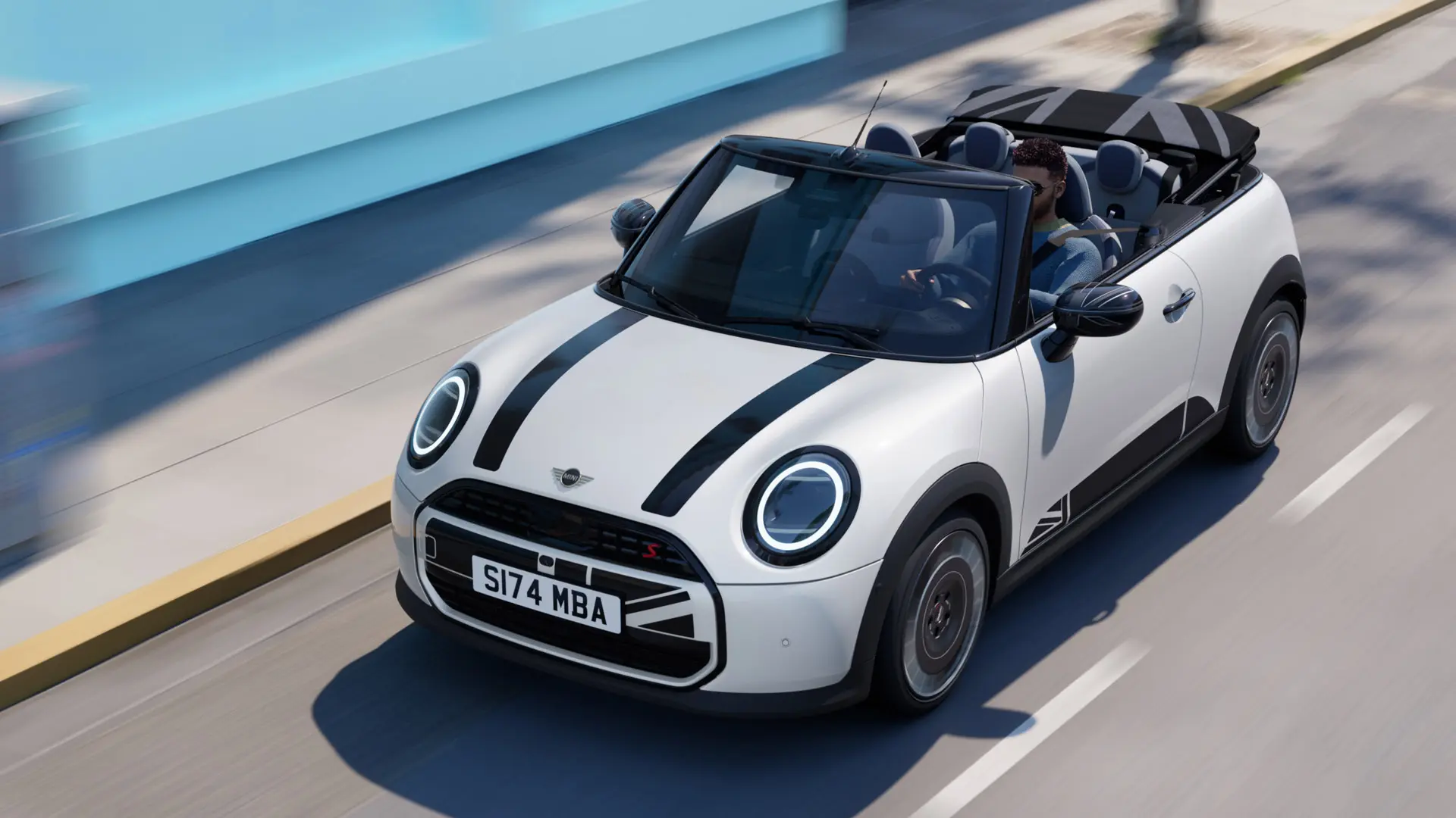 Foto dall'alto della MINI Cabrio in Nanuq White con decalcomanie per il cofano anteriore MINI Heritage di colore nero. 