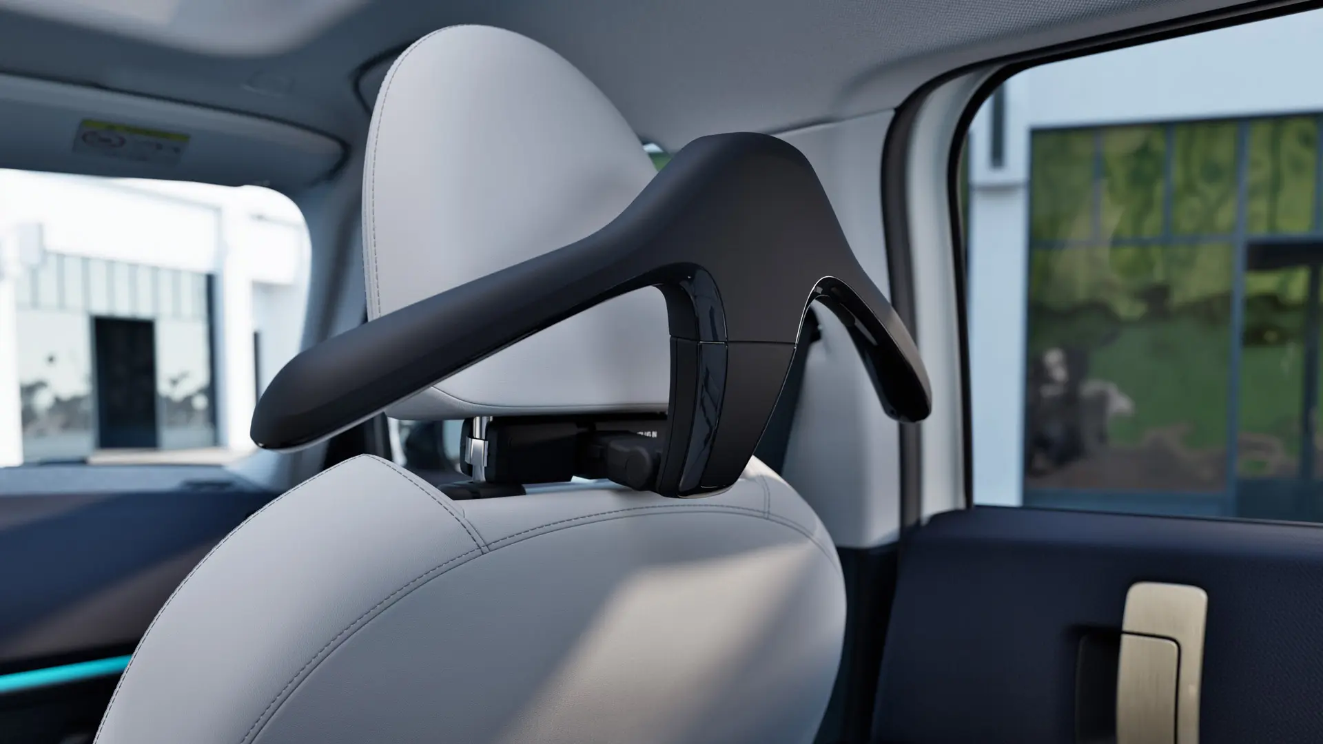 Gruccia appendiabiti MINI Travel & Comfort System installata sul retro del poggiatesta del sedile dell'auto. 