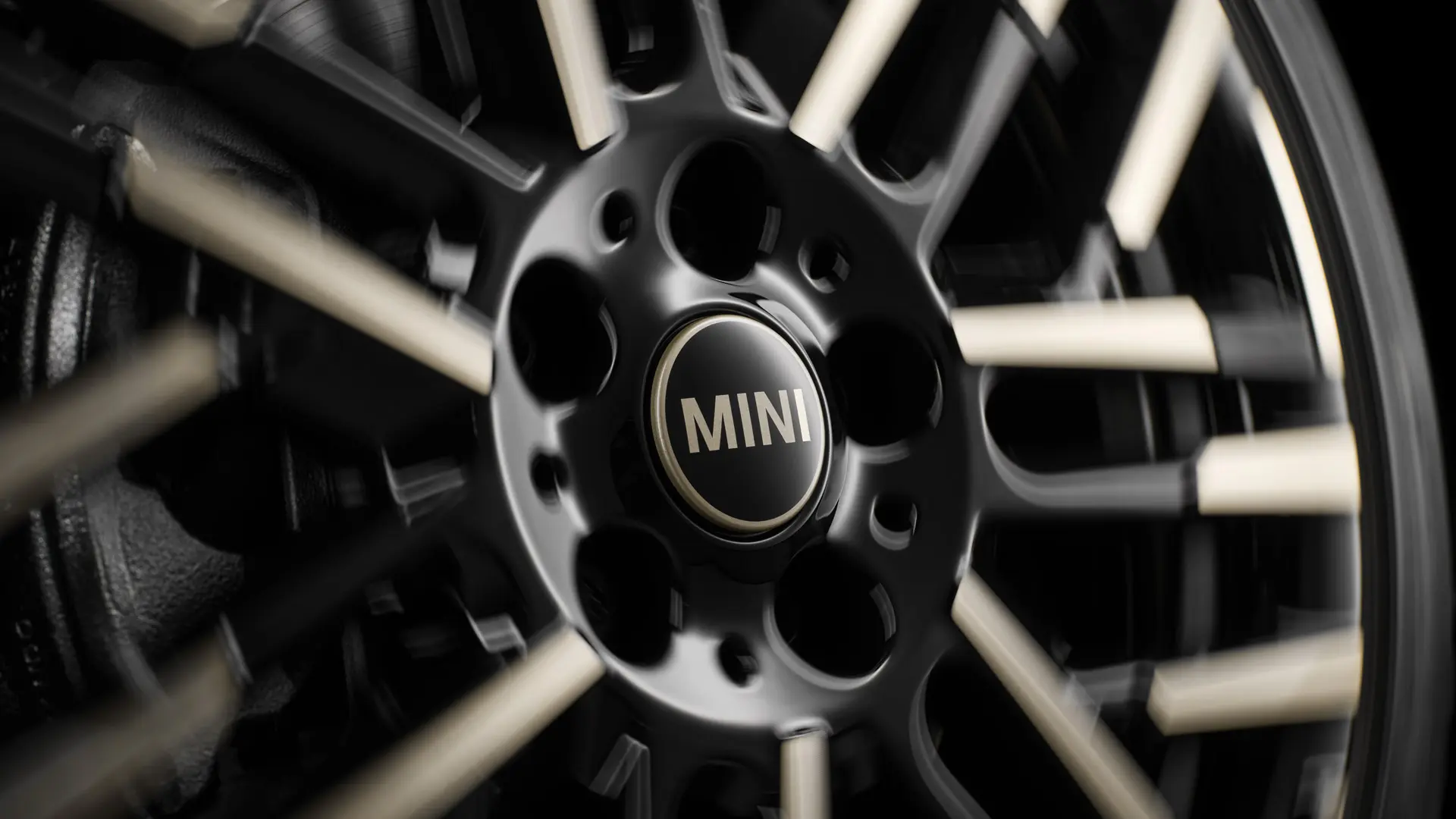 Coprimozzo flottante MINI con il logo MINI che rimane in posizione verticale mentre la ruota è in movimento.