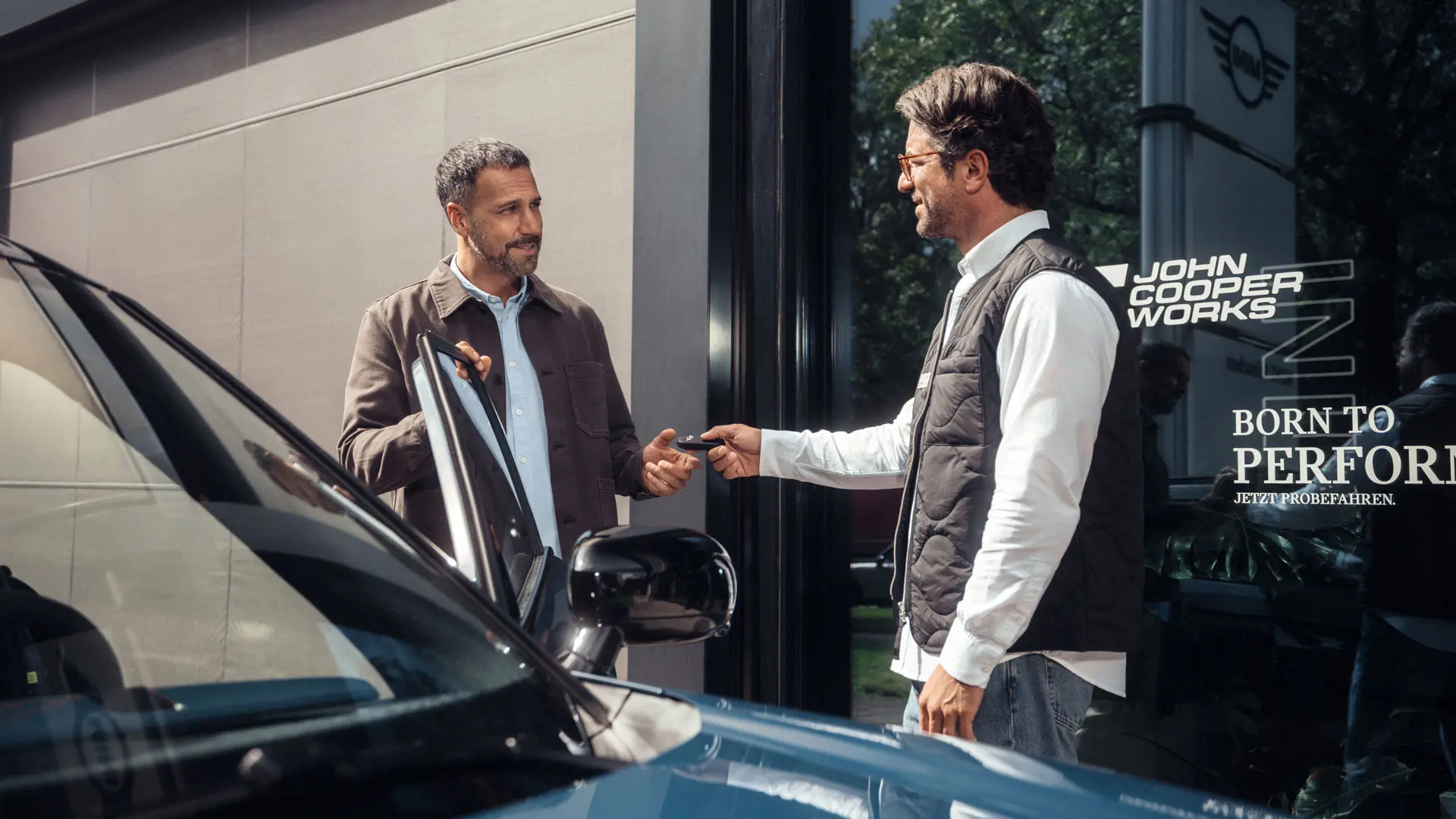 Un MINI Service Center con un consulente di assistenza che aiuta un cliente.