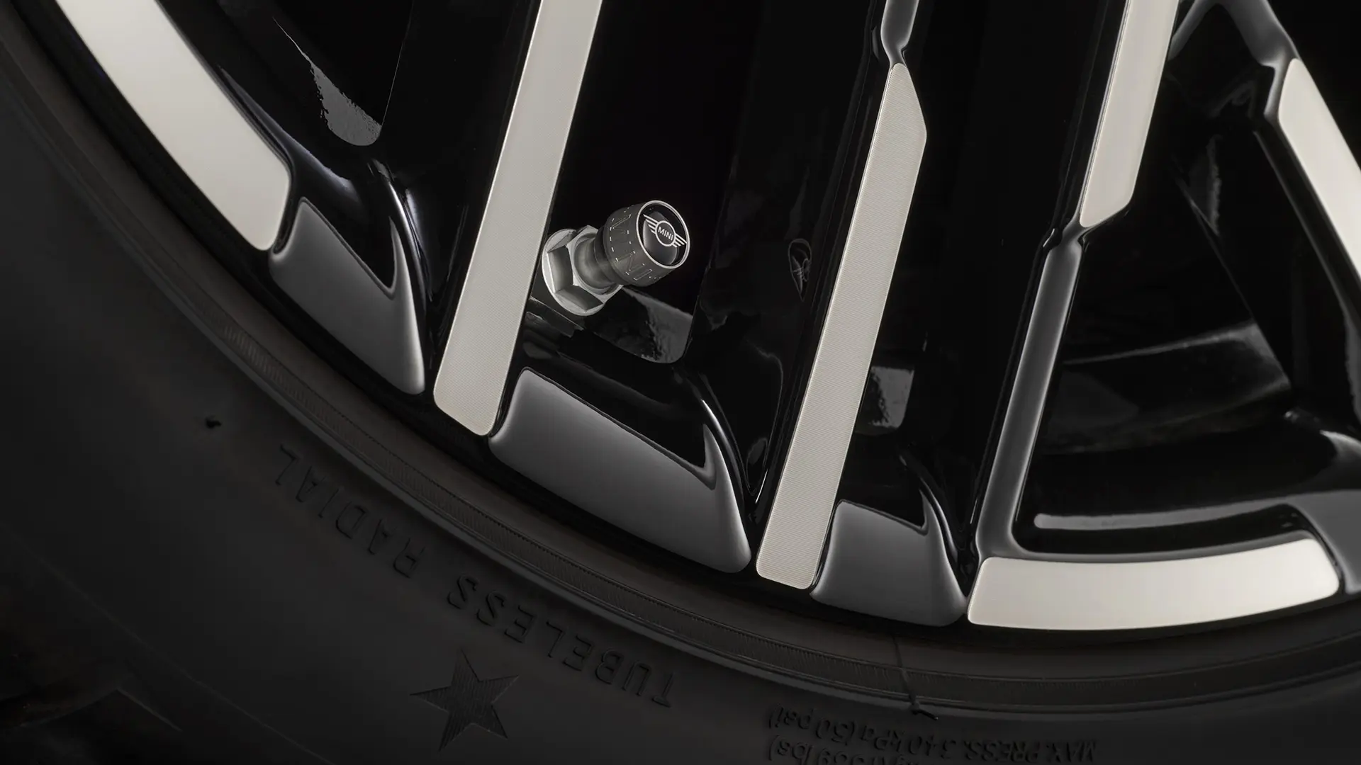 Dettaglio del cappelletto valvola nero con il logo MINI Wing in colore argentato.