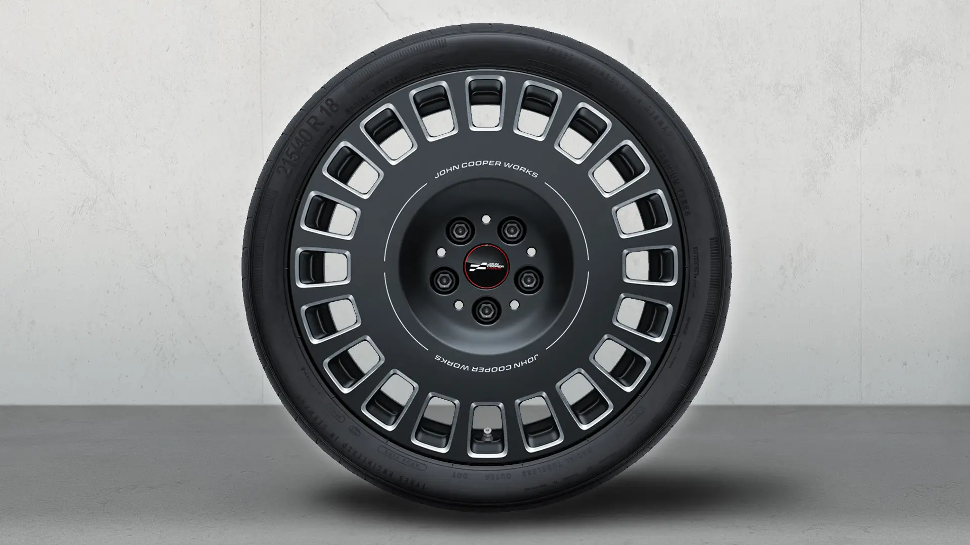 Cerchio MINI JCW Rallye Spoke 964 da 18" in Frozen Midnight Grey con finitura diamantata.
