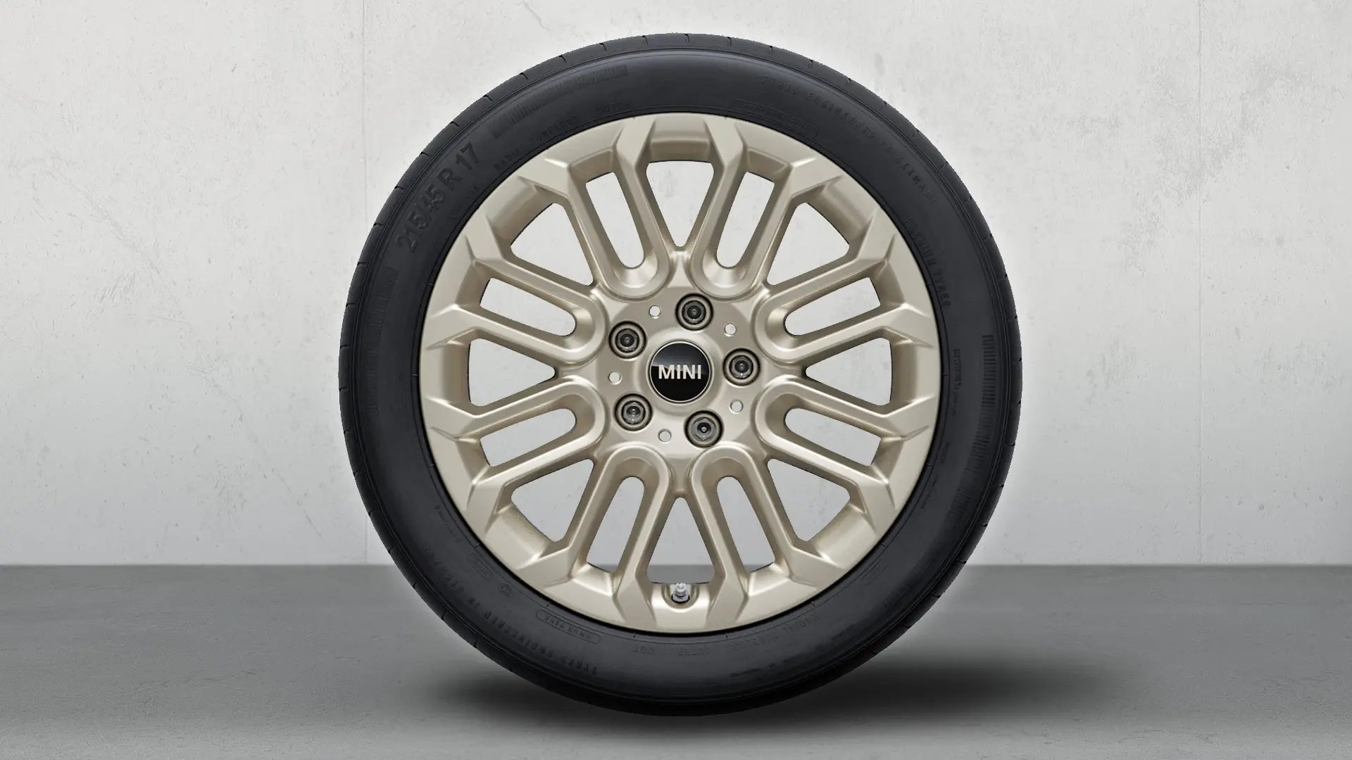Immagine in primo piano del cerchio in lega leggera MINI U-Spoke 956 da 17" con finitura lucida in Vibrant Silver.