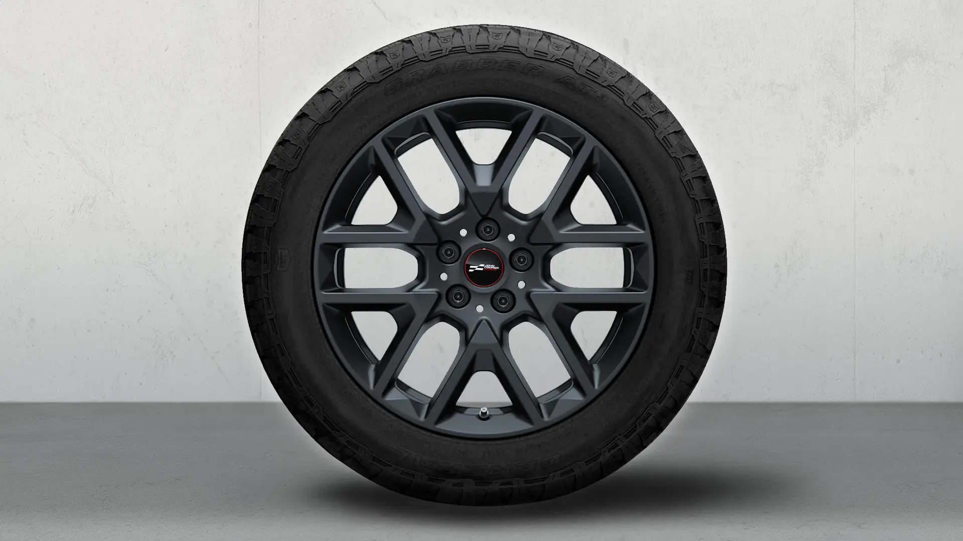 Dettaglio del cerchio in lega leggera JCW Y-Spoke 945 da 18" con finitura Frozen Midnight Grey.