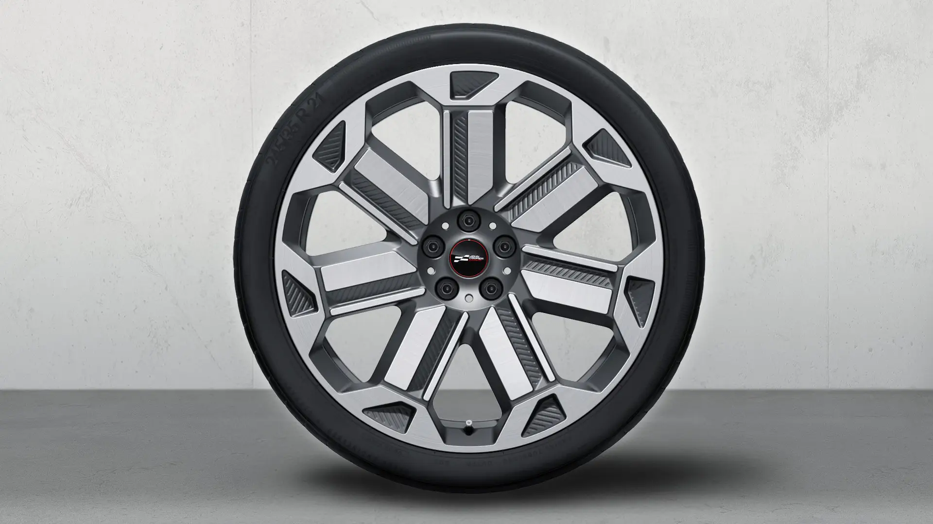 Immagine in primo piano della ruota completa estiva JCW in lega leggera Rallye Spoke 950 da 21'' in Frozen Gunmetal Grey con finitura tornita lucida.