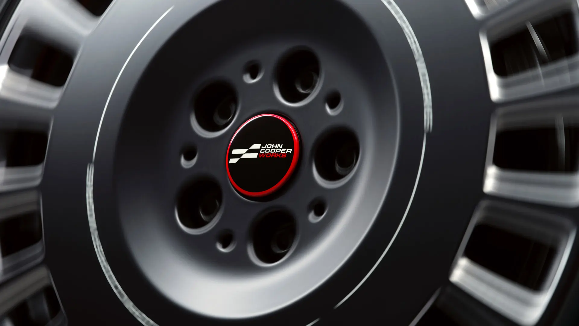 Immagine in primo piano del coprimozzo flottante MINI JCW, che resta sempre orizzontale mentre la ruota gira.