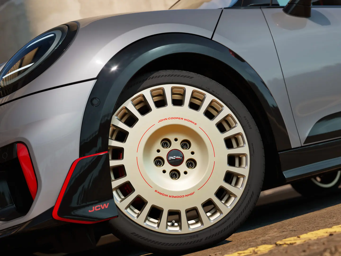 Zoom sui dettagli di un cerchio JCW Rallye Spoke 964 da 18" in Bicolour Vibrant Silver con finitura diamantata e winglet anteriore.