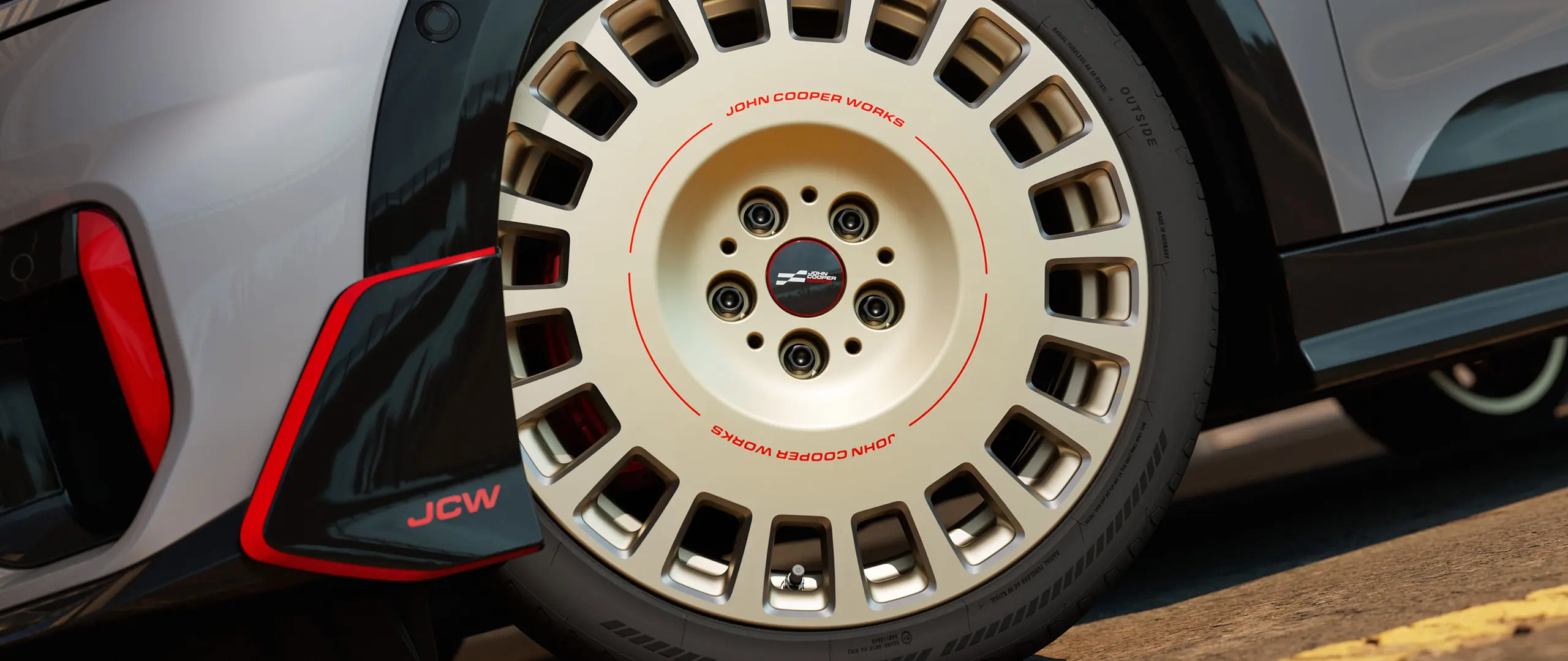 Zoom sui dettagli di un cerchio JCW Rallye Spoke 964 da 18" in Bicolour Vibrant Silver con finitura diamantata e winglet anteriore.