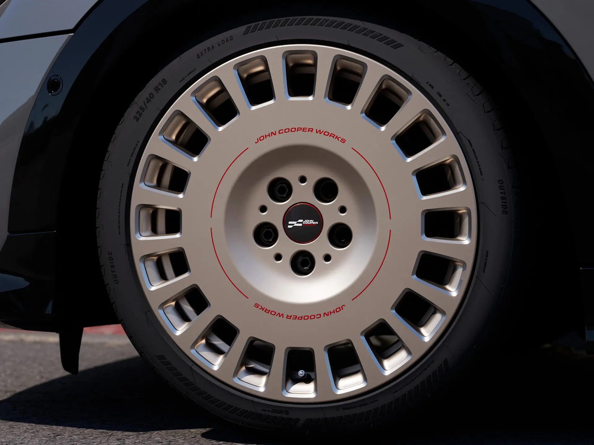 Cerchi in lega MINI JCW da 18” Rallye Spoke 964 in Vibrant Silver con un design più solido a razze chiuse.