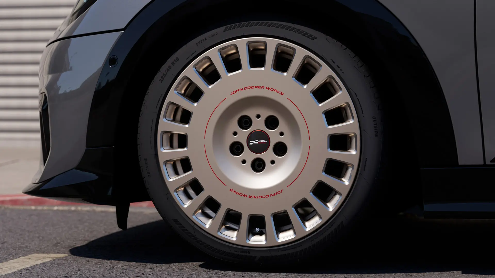 Cerchi in lega MINI JCW da 18” Rallye Spoke 964 in Vibrant Silver con un design più solido a razze chiuse.