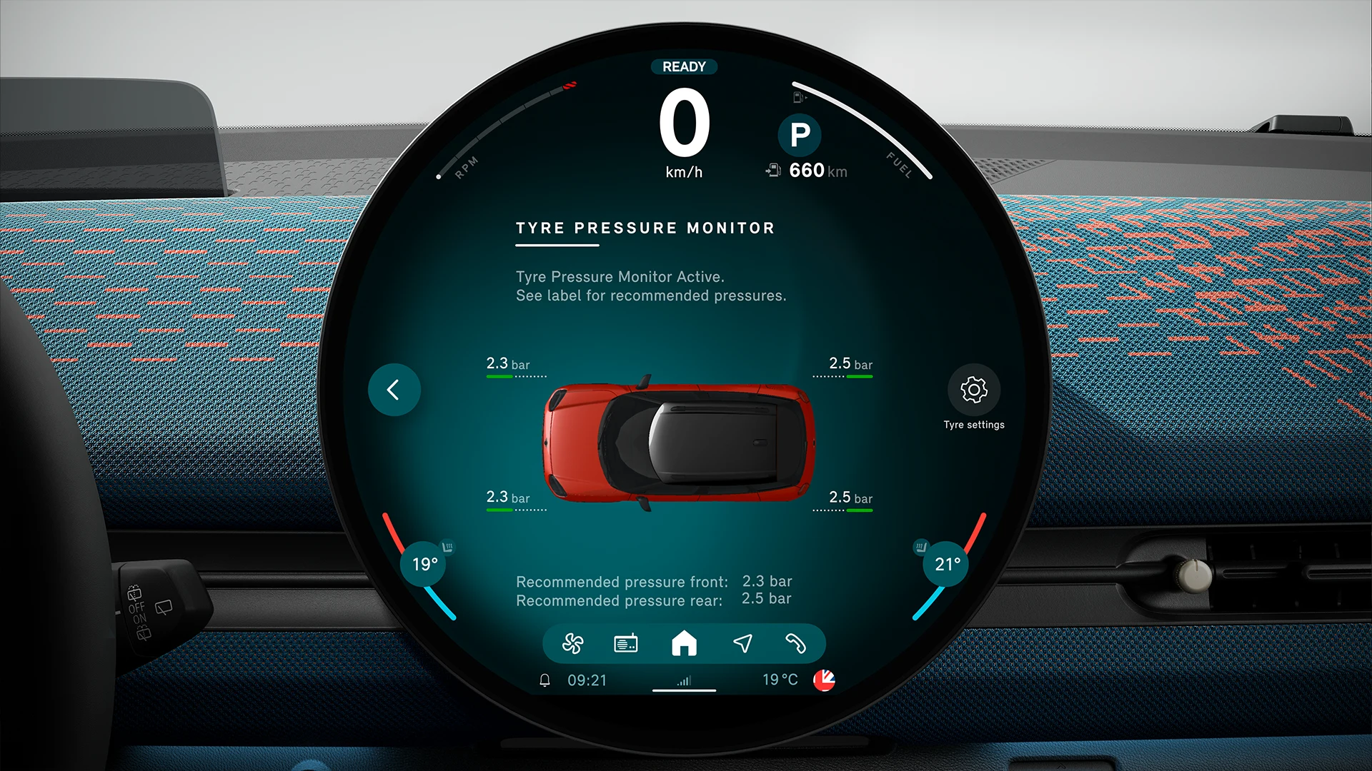 Immagine in primo piano del touchscreen MINI che mostra le informazioni correnti sull'indicatore di pressione pneumatici.